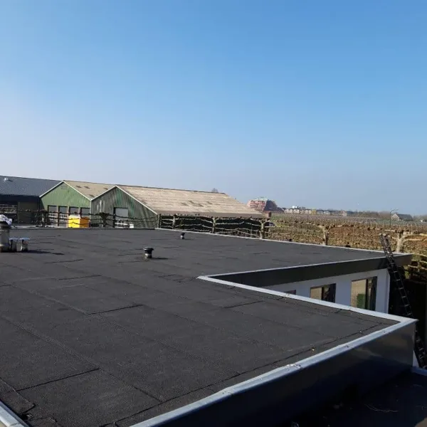 Dakdekker nederlandvergelijk na het leggen van plat dak isolatie